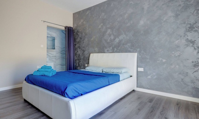 Iz-Zonqor Apartamento | Marsaskala. 3 double bed fast wi-fi easy parking Gym .Smart Tvs In Rooms. AC .