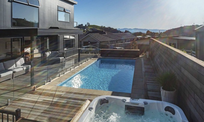 Stoke Casa | Marsden Escape - Views, Spa and Swimming Pool