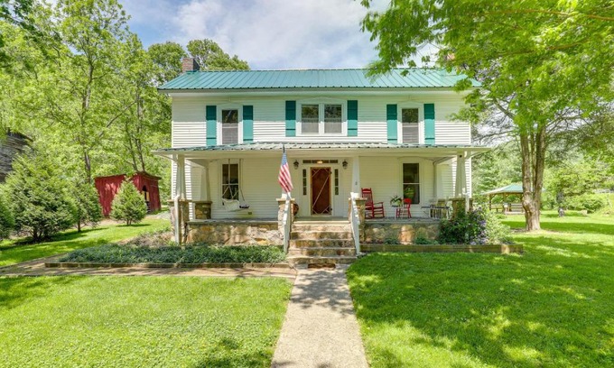 Marshall Casa | Marshall Cottage on 1895 Tobacco Farm with Hot Tub!