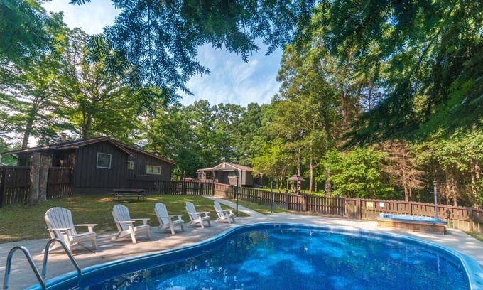 Ohiopyle Casa | ¡Retiro acogedor de Martha de OVR con 2 hogares, jacuzzi y piscina! Min a Ohiopyle!