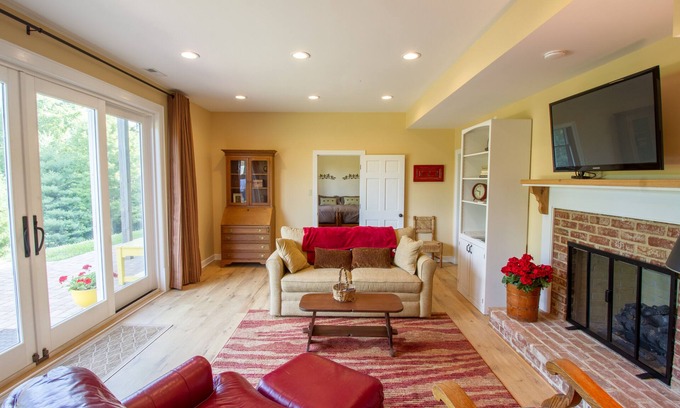 Ivy Casa | Martin Suite · Martin Suite | Views & Close to Heart of Cville