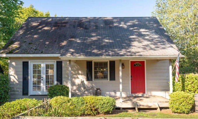 Tryon Casa | Martingale Cottage - 1 bedroom guesthouse