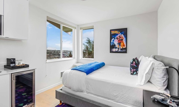 East Queen Anne Casa | Marty's Classic Guitar Sweet Suite