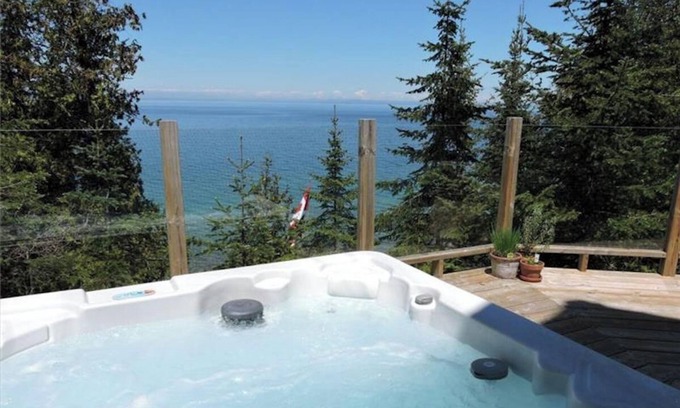 Northern Bruce Peninsula Chalet De Esquí | Marvel at breathtaking views surrounding you from this waterfront chalet