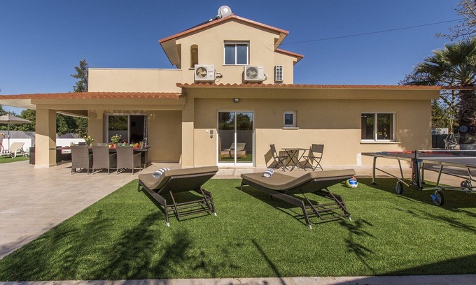 Estombar Villa | Maravillosa Villa Carvoeiro | Quinta da Saudade | Piscina Privada | Tenis de mesa