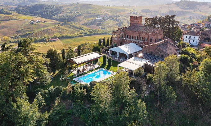 Mornico Losana Otro | Marvellous castle with pool overlooking the vineyards! - Castello Mornico 12 PAX