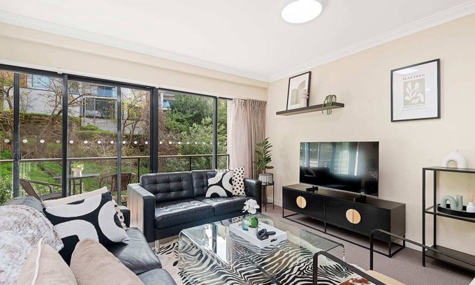 Perth Central Business District Apartamento | Chic renovated 2BR near Perth CBD, cozy decor, balcony, full amenities