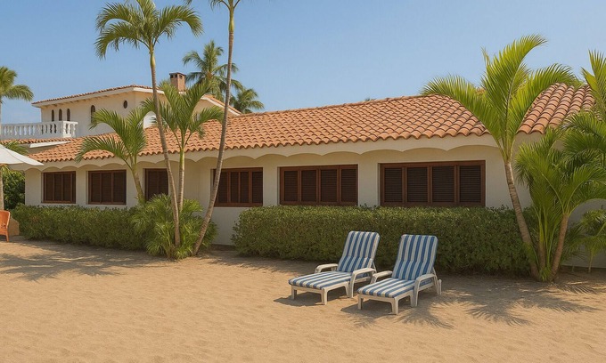 Los Ayala Casa | Marvelous 3-bedroom BEACHFRONT home on Los Ayala Beach