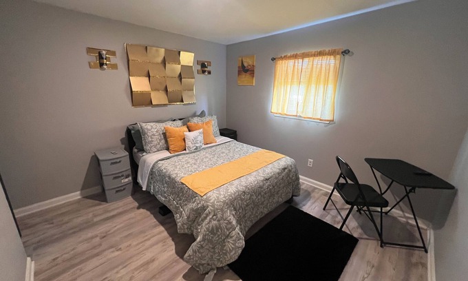 Bridgeview/Greenlawn Casa | Marvelous 3-bedroom house in Baltimore with WiFi, AC, Smart TV. Travel Royally!