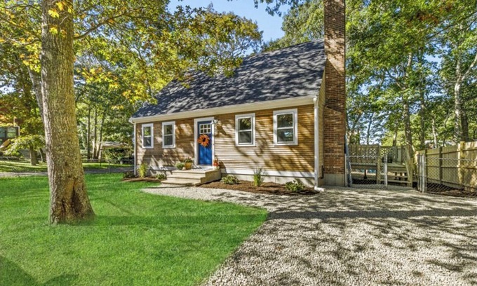 Plymouth Casa | Marvelous 4-bed 2-bath house in Plymouth, walking distance to the beach.