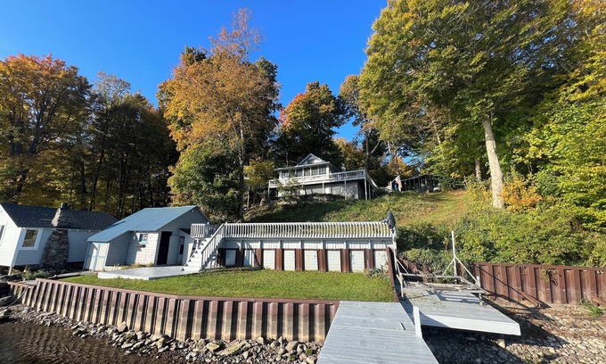 Red Creek Cabaña | Marvelous 5-bedroom bayside cottage with WiFi in Red Creek.