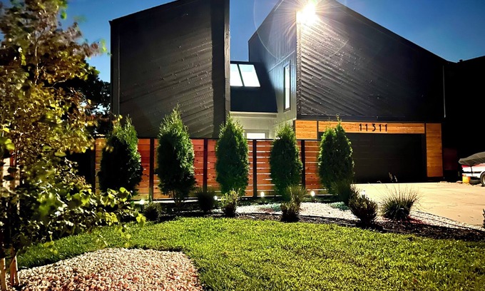 West Omaha Casa | Marvelous Modern Spacious 4-bedroom house near interstate and Top Golf.
