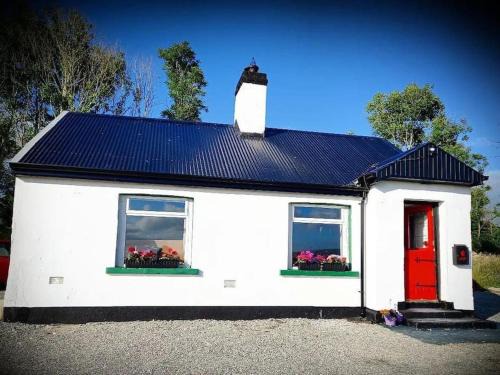 Omagh Casa | Mary Grays Hideaway 2 Bedroom Irish Cottage with Hot Tub