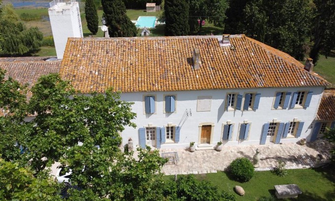 Saint-Gilles Apartamento | Mas du Versadou, dans un espace naturel protégé, piscine couverte chauffée toute l'année, Spa et salle de jeux