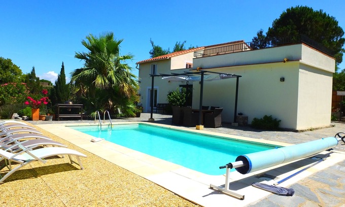 Ceret Casa | Villa Mas Sifon con vistas a las montañas, un gran jardín y piscina climatizada de agua salada