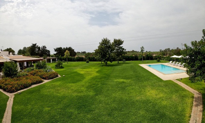 Il Monte Villa | En Salento, la hermosa Masseria San Rocco con piscina y amplio jardín.
