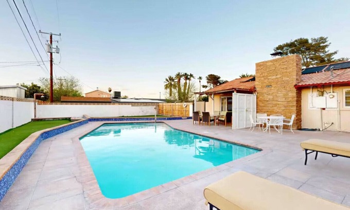 Rancho Oakey Casa | Massive 3 bedroom close to the strip!