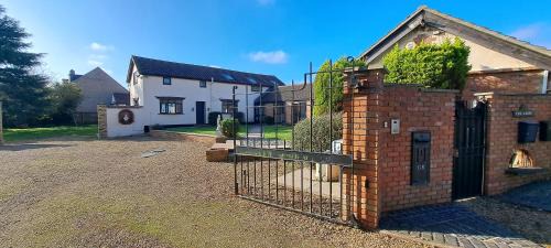 Yaxley Casa | Massive 4 bed with countryside views in Peterborough