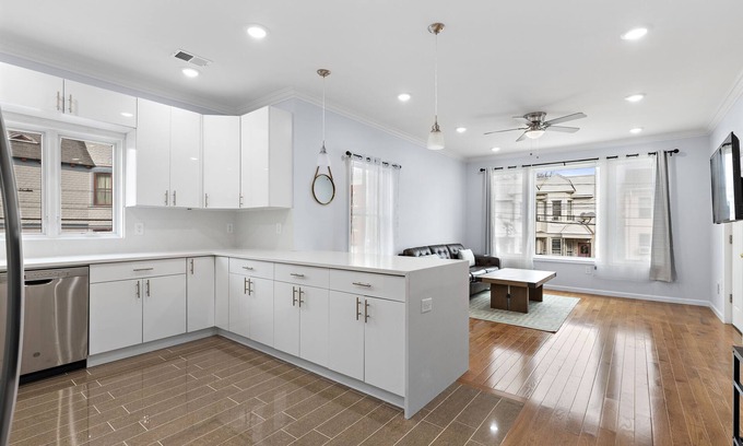 McGinley Square Apartamento | Massive 4-bedroom, 3-bathroom apartment with shared yard & bonus garage parking