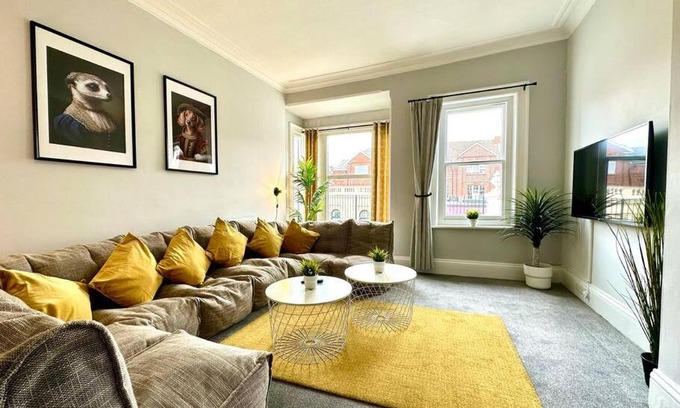 Westbourne Apartamento | Massive 4 bedroom Duplex Apartment - Sleeps up to 10 People - Free Parking - 5 Minutes to the Best Beach! - Great Location - Fast WiFi - Smart TV - Newly decorated - sleeps up to 10! Close to Bournemouth & Poole Town Centre & Sandbanks