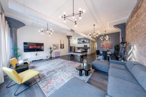 Near South Side Apartamento | Massive 6BR Luxury Suite Sleeps 12 Guests with Jacuzzi & Pool Table Perfect Group Stay and Optional Parking Near McCormick Place & Soldier Field