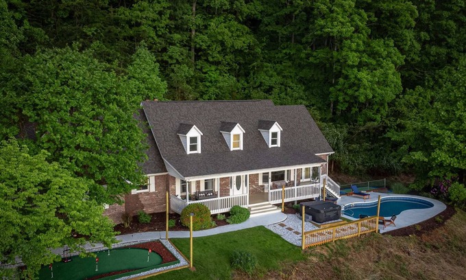 Weaverville Casa | Massive Asheville Compound~A Memorable Experience