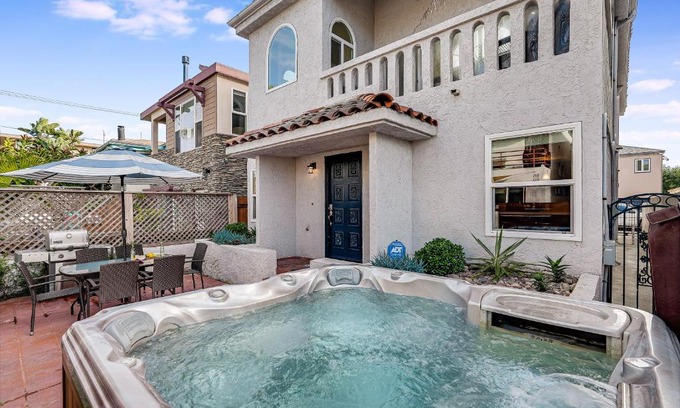 South Mission Beach Casa | Massive Beach Home w Stunning Rooftop, Parking, Spa, AC & Bay Views!