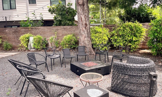 East Cesar Chavez Casa | Massive Compound 20 Beds-6 min walk
