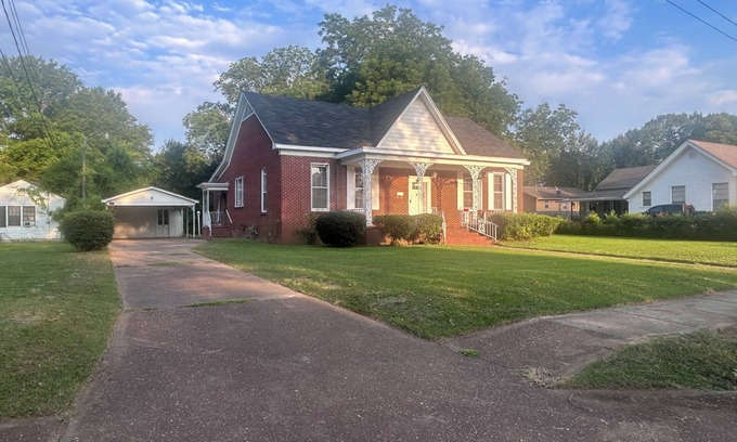 Grenada Casa | Massive Grenada Brick Home: Perfect for Summer Getaway Close to Downtown