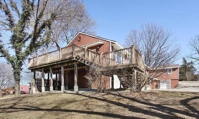 Raytown Casa | Massive Home 5 mins to Arrowhead Stadium and 15 mins from Downtown Kansas City