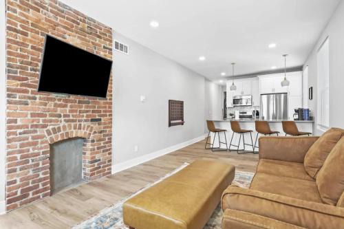Livingston Park Casa | Massive home downtown with Hot Tub
