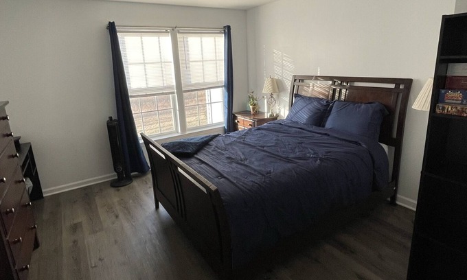 Aldie Casa | Master Bedroom and Private Bath with Walk-In Closet