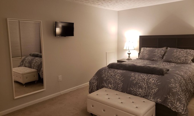 Calverton Casa | Master Bedroom in Peaceful Townhouse
