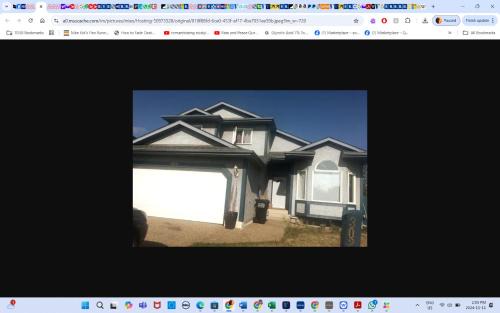 Southeast Edmonton Casa | Master Bedroom private bathroom 23 minutes airport