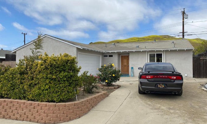 Ventura Casa | Master Bedroom w/ Private Bathroom (Must like dogs)