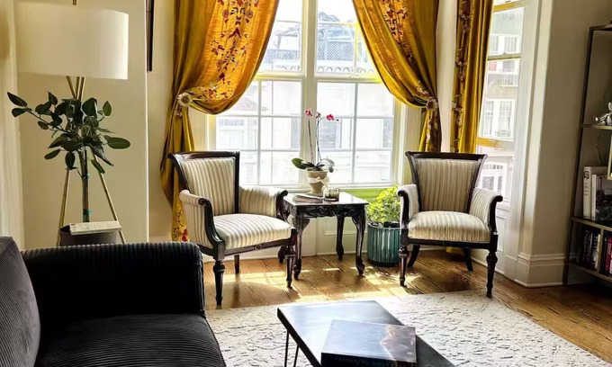 Inner Mission Apartamento | Master Bedroom with Garden View and Private Bath