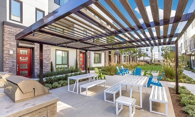 Airport Area Casa | Master Bedroom with King Bed Central Location