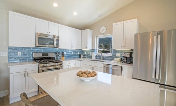 Shelter Cove Casa | Master Deluxe Suite | Full Kitchen | Room 1