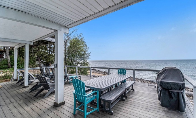 Covert Cabina | Master Lodge | Panoramic Lakeview Retreat for 20 | Spacious Dining Deck