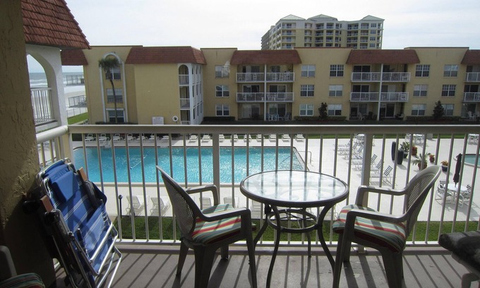 Point East Condominio | Apertura de abril / mayo $ 99 / noche, balcón soleado, con un mínimo de cuatro noches.
