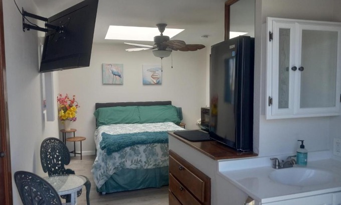 Mission Beach Casa | Master SUITE STEPS TO BAY & BEACH