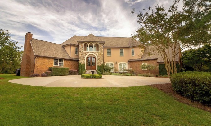 Evans Casa | MASTERS RENTAL RETREAT - Spacious Tuscan Style Villa. Pool, Billiards, Golf, +