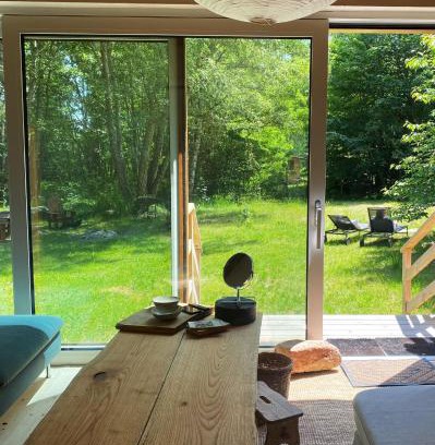 Ostrow Wielki Cabina | Masurian District home office praca zdalna remote work internet SATELITARNY STARLINK speed 155MBs download, trzy oddzielne stoły do pracy w trzech pomieszczeniach