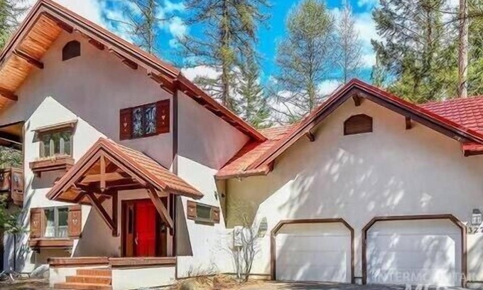 McCall Chalet De Esquí | Mather Chalet in the Heart of McCall +3000 sq ft, game & bunk room, 2 fireplaces