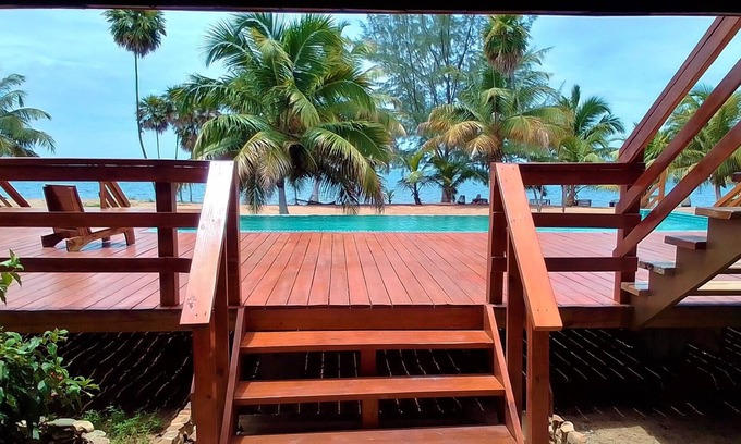 Gales Point Apartamento | Matty's Beachfront Downstairs Apartment - AC, Swimming Pool Access …