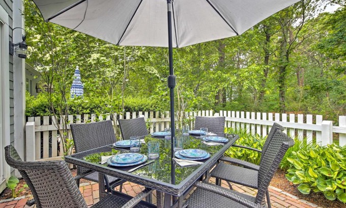 Mashpee Apartamento | Maushop Village Getaway with Private Beach Access!