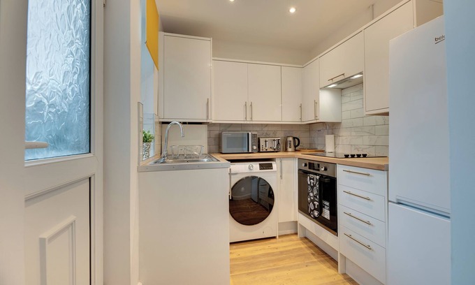 Fenham Casa | Mauve Modern 3-Bedroom Home in Newcastle
