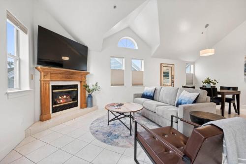 Half Moon Bay Casa | Mavericks Penthouse Downtown Luxury on Main Street Half Moon Bay
