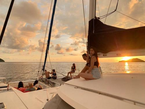 Downtown Kota Kinabalu Alquiler De Eote | Mawali Sunset & Overnight Cruise.