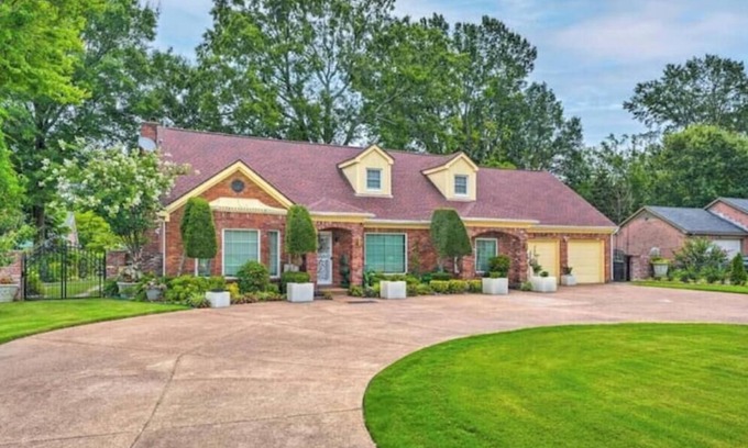 Whitehaven Casa | Spacious 6-bedroom house w/large entertainment room & WiFi in amazing Memphis.